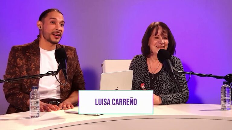 Luisa Carreño durante una entrevista en un podcast, conversando sobre los inicios del Centre Sant Martí junto al presentador.