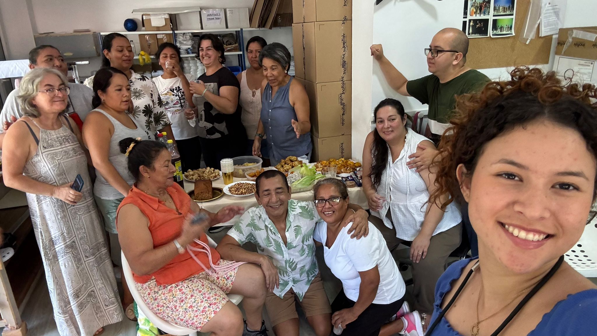 Grupo de personas compartiendo comida en un espacio comunitario del Centre Sant Martí, en un ambiente cercano y de convivencia.